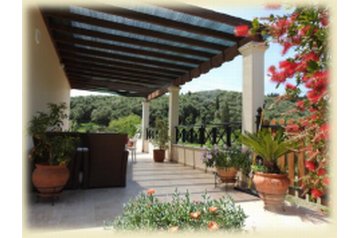 Grecia Privát Vitaládes, Exterior